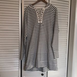 gray + white evy’s tree long sleeve dress w/ hood